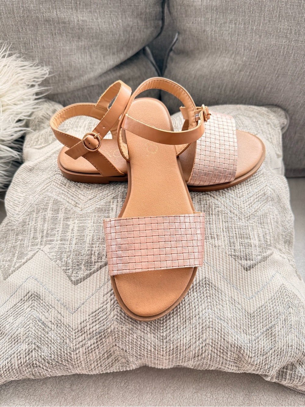 XOXO Rose Gold Sandals | Women’s Size 6